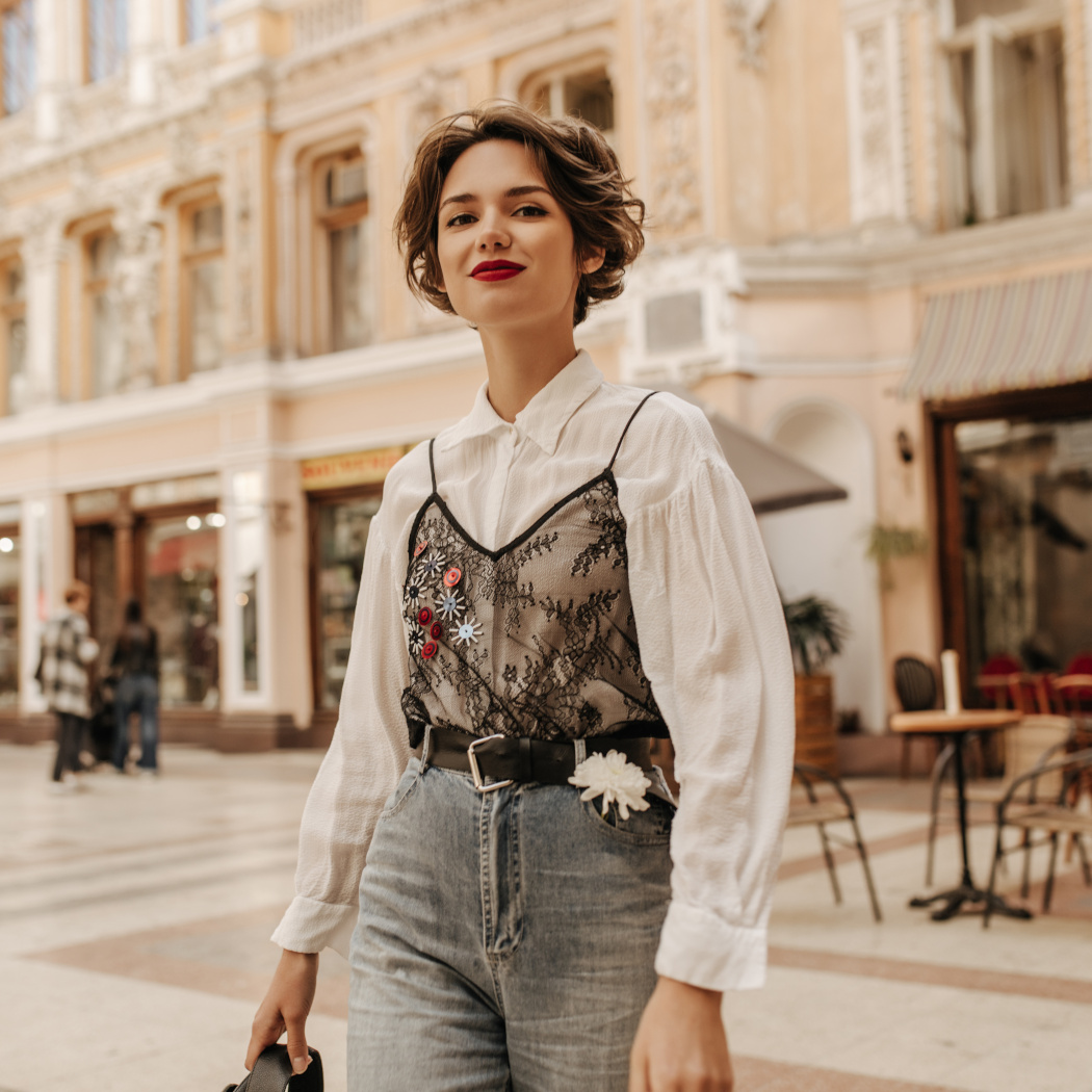 Bluzki damskie na jesień i zimę 2021/2022 – do pracy, na co dzień i na ważne okazje. Poznaj trendy!